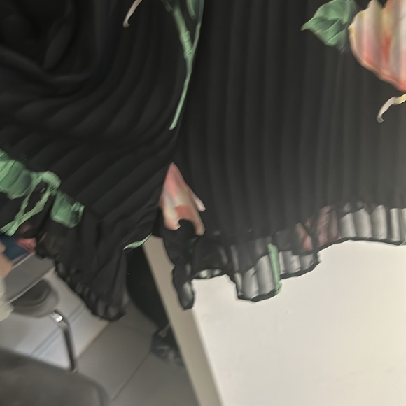 Lulu’s Floral Romper - Picture 2 of 5